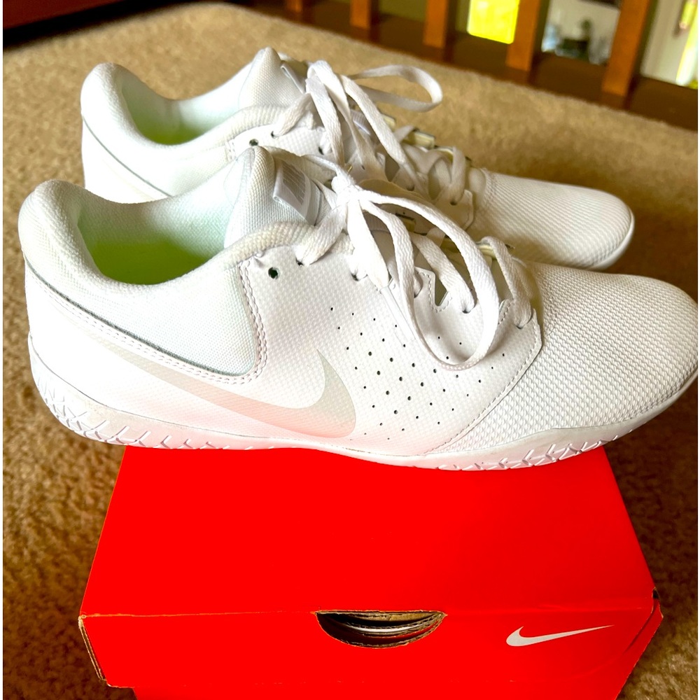 8.5 Nike Cheer Sideline IV shoes